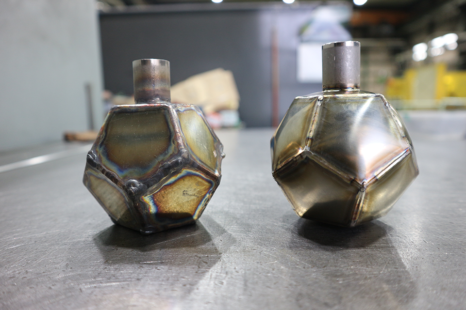 TIG溶接初心者の作品(左)と経験者の作品(右)